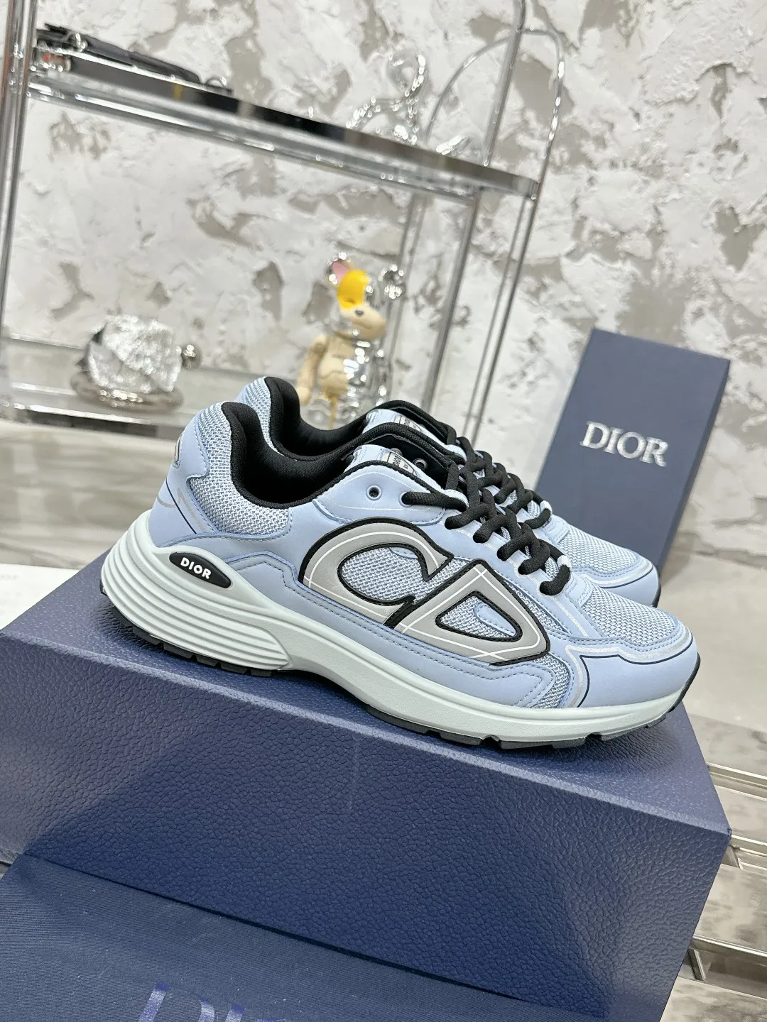 Men's men's shoes 💰600❤️❤️❤️High version Dior Dior's latest color matching B30 series reflective dad sneakers original 17380💰 purchased for development and production Brand new B30 sneakers Dad Shoes style shoes that follow the trend of the retro market The Dior logo on the tongue also indicates that this pair of shoes is the B30 model! B30 uses fine-textured leather and mesh cloth materials to form a shoe body. There are conspicuous letters CD on both sides of the shoe body to indicate identity. Many lines on the shoe body outline details to make the shoes look less monotonous and full of retro flavor. The delivery counter is exquisitely packaged🛍📦 ▪️Fabric: Original customized technical fabric + mesh ▪️Inner lining: Customized breathable lining ▪️Outsole: Original molded IP foam + TPU outsole ▪️Sole thickness: 3.5CM ▪️Size: Women’s size 35-40 / Men’s size 39-46